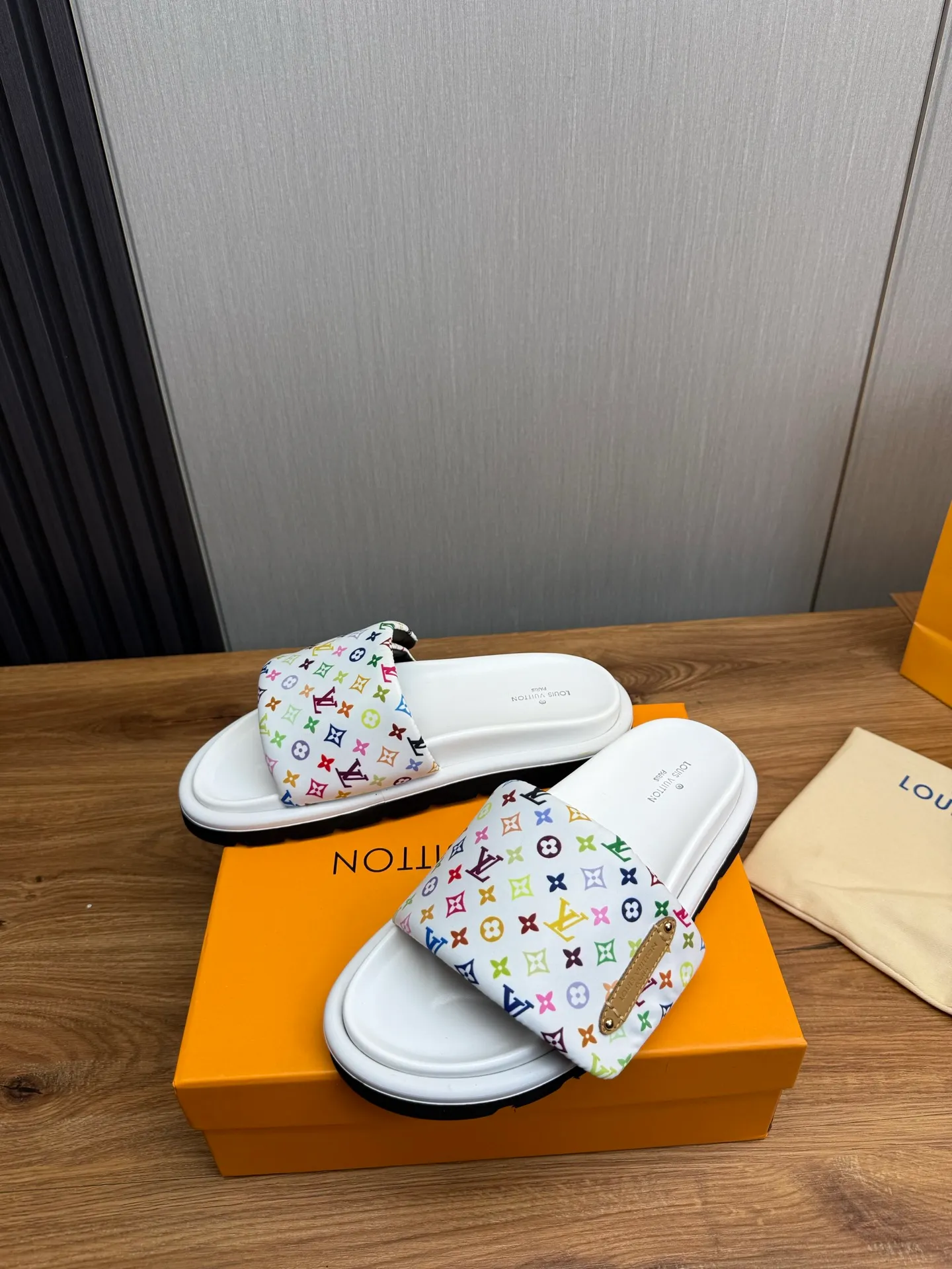 Men's shoes 💰360💰 Lv. hot selling men's slippers 🔥 🩴Official website one to one production 38-45 sizes 45 46 🉑️Customized!